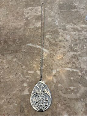 Authentic FiFth Avenue Silver tone Teardrop Pendant Necklace.